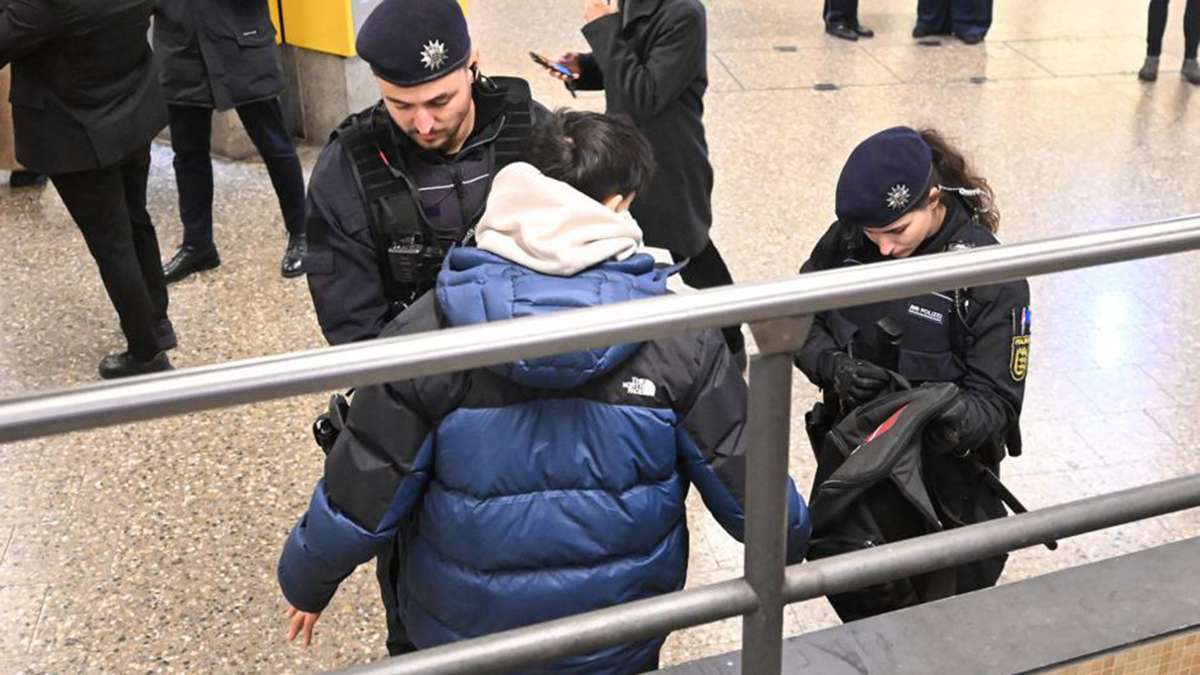 Waffen- und Messerverbot im ÖPNV: Messer dabei? Die Polizei schaut am Charlottenplatz genau hin