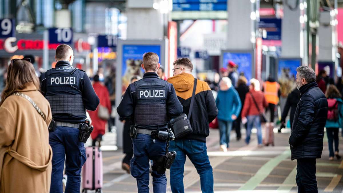 Stuttgart und Mannheim: Warum an diesen Bahnhöfen am Wochenende mehr Polizei zu sehen ist - Startseite