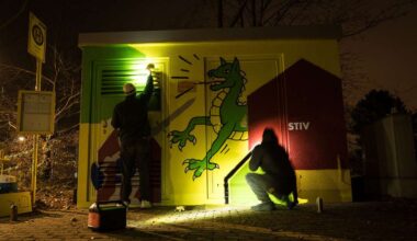 Auch in der Dunkelheit voll in Aktion: Die Bayreuther Paul Maier (links) und Laurin Stemmann am Freitagabend am Trafohäuschen in der Glockenstraße in der Saas.