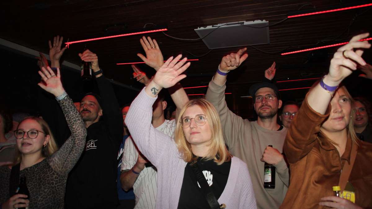 Die Fans schwenken ihre Arme im Takt der Musik.