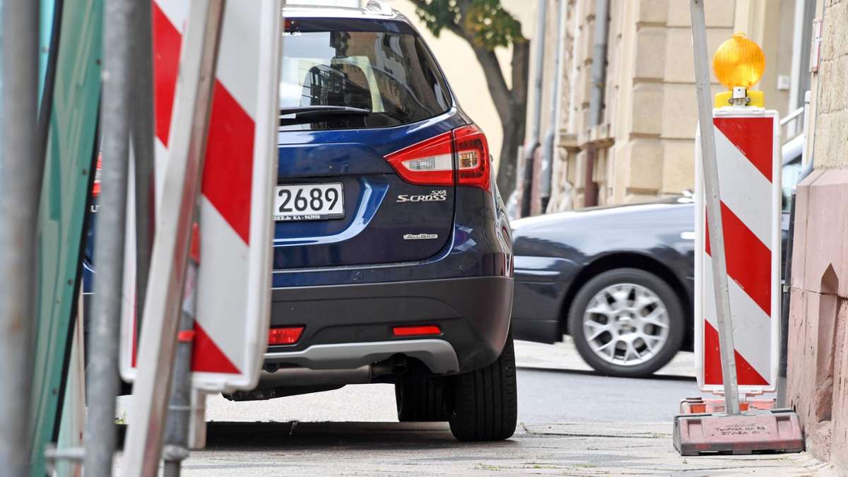 Baden-Württemberg: Bürgersteige als Parkplätze – Kritik an Städten im Land