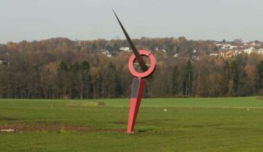 Bei Bayreuther Buchstein: Was hinter der mysteriösen roten Skulptur steckt - Bayreuth