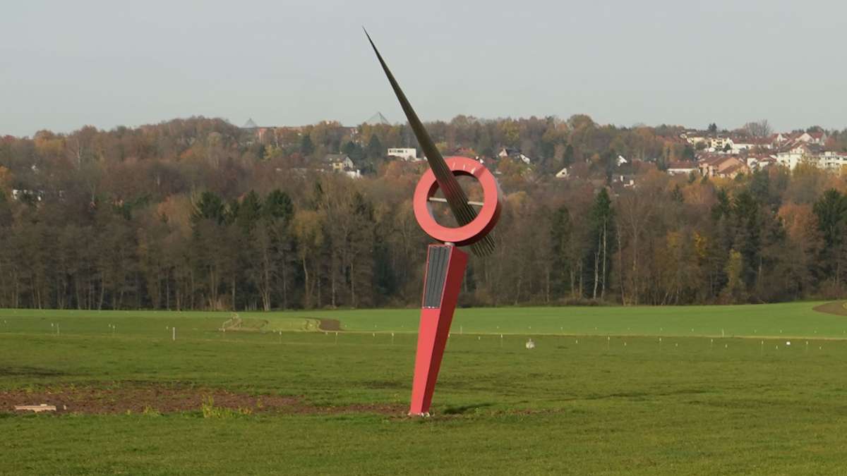 Bei Bayreuther Buchstein: Was hinter der mysteriösen roten Skulptur steckt - Bayreuth
