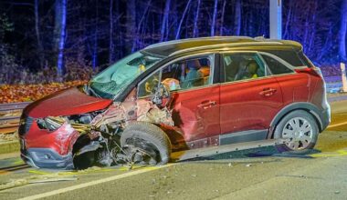 Unfall in Stuttgart: Zwei Autos kollidieren frontal – Straßensperrung