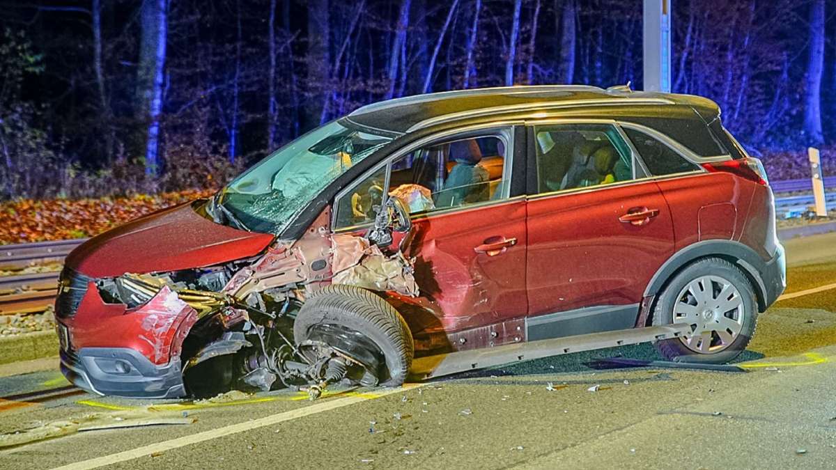 Unfall in Stuttgart: Zwei Autos kollidieren frontal – Straßensperrung