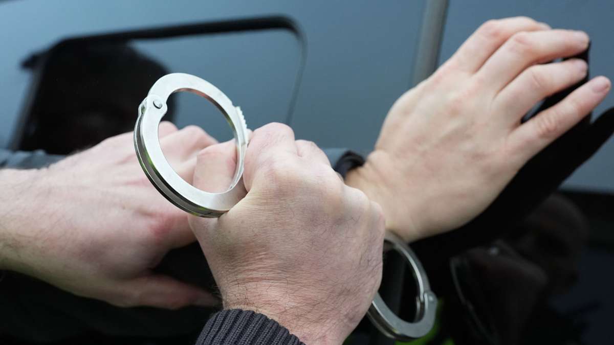 Festnahmen in Stuttgart: Handschellen klicken auf der Königstraße und in Feuerbach