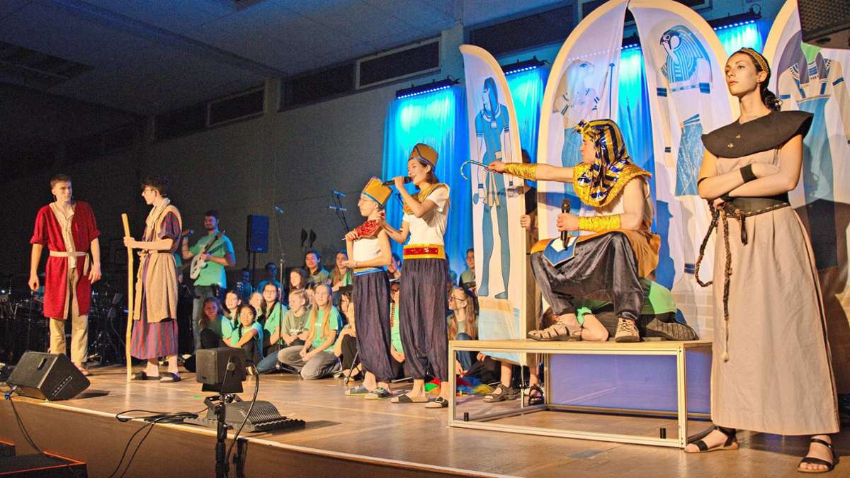 Adonia-Musical in Bad Wildbad: Sklaven in Ketten schleppen sich zum Palast - Bad Wildbad & Umgebung