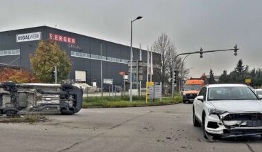 Unfall in Korntal-Münchingen: Ampel ausgefallen – Fiat und Audi stoßen zusammen, Fiat landet auf der Seite