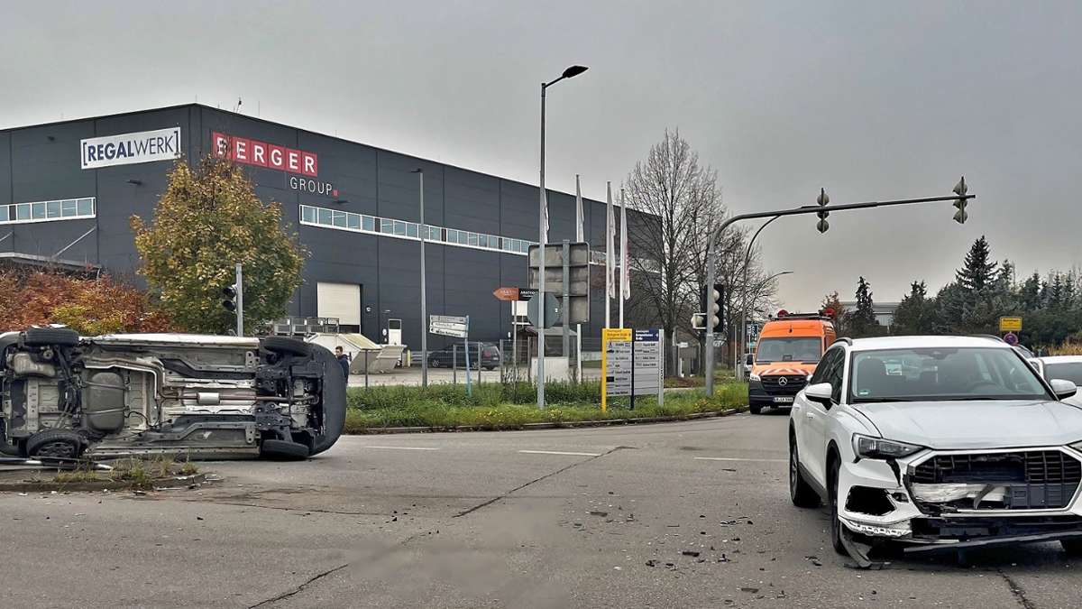 Unfall in Korntal-Münchingen: Ampel ausgefallen – Fiat und Audi stoßen zusammen, Fiat landet auf der Seite