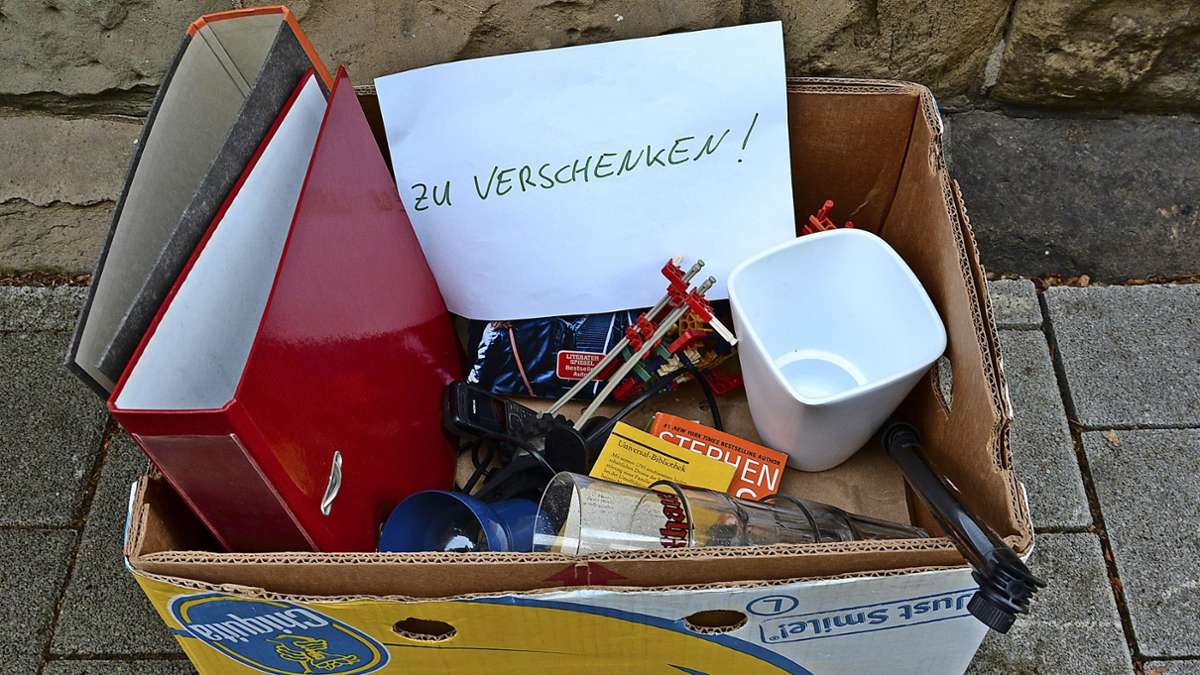 Baureste, defekte Toaster, Lampen: „Eine Art zweiter Sperrmüll“ – Ärger über „Zu-verschenken“-Kisten in Stuttgart - KRZ Plus