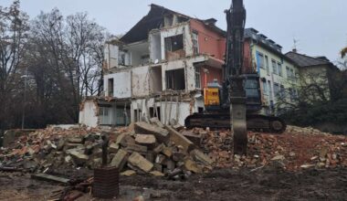 Wohnungsbau in Stuttgart: Aller Protest half nicht – Bagger machen alte Villa am Kurpark platt - KRZ Plus