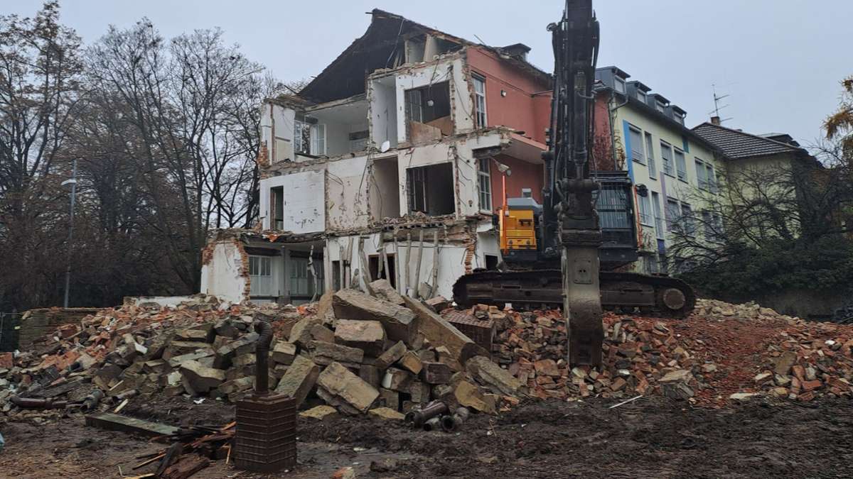 Wohnungsbau in Stuttgart: Aller Protest half nicht – Bagger machen alte Villa am Kurpark platt - KRZ Plus