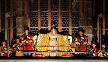 So prunkvoll wie hier bei der Eröffnung des Nürnberger Christkindlesmarktes 2024 soll auch das Kostüm des neuen Christkinds Nora Falk aussehen. (Archivbild)