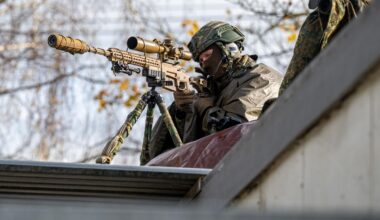 Soldaten trainieren in der Berliner Nacht mit Scharfschützen
