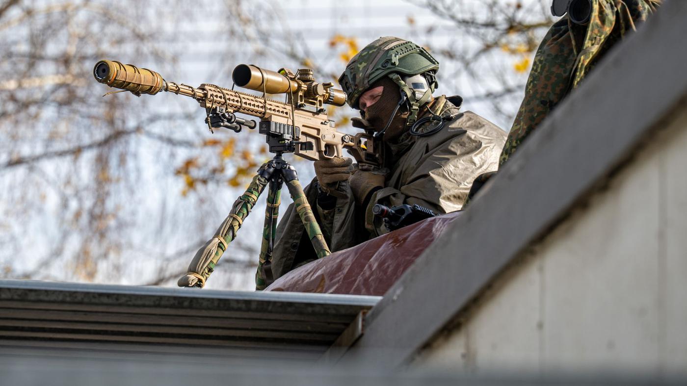 Soldaten trainieren in der Berliner Nacht mit Scharfschützen