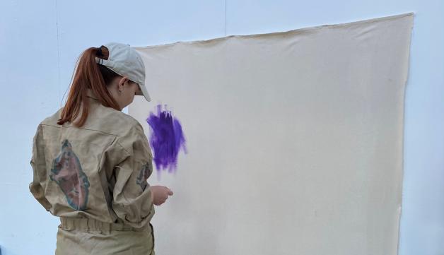 Im Atelier an der HKS Ottersberg arbeitet Meike Eilers an ihren Gemälden.