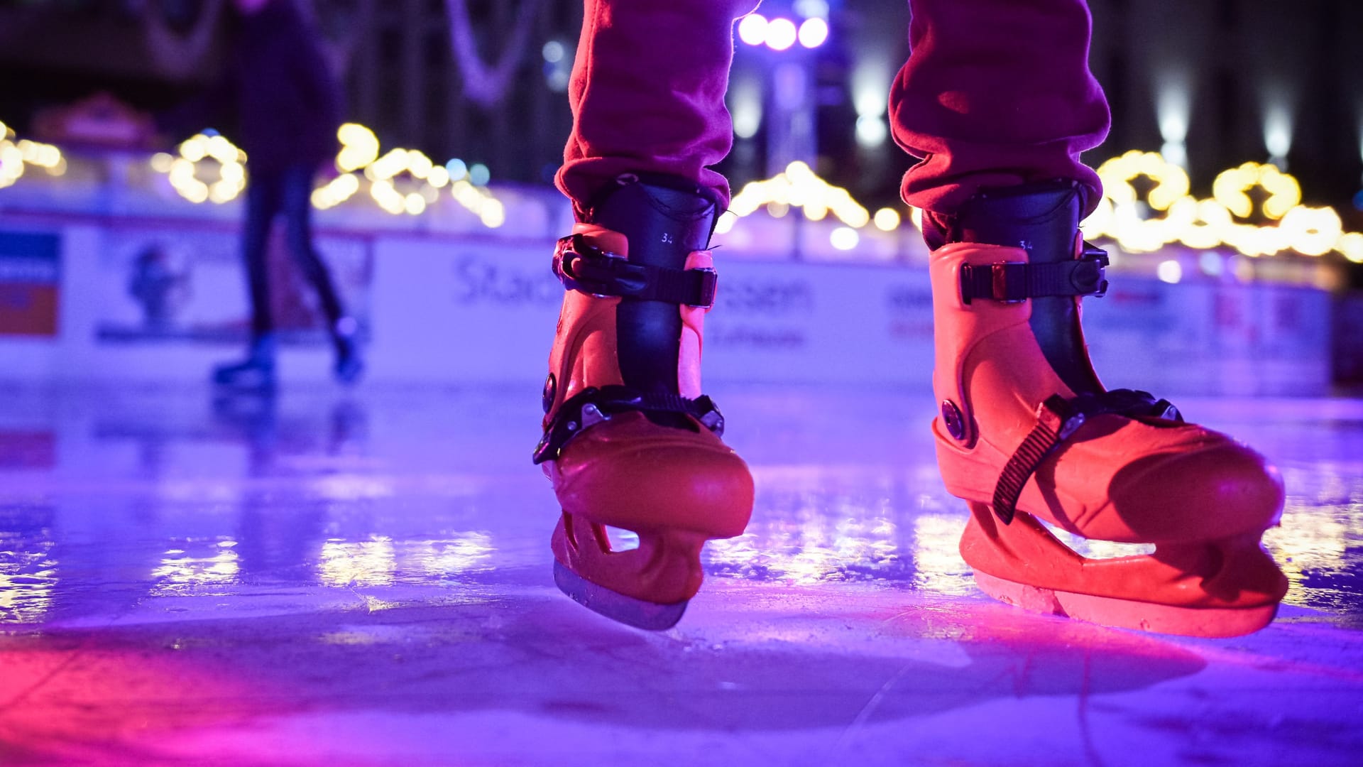 Menschen beim Schlittschuhlaufen (Symbolbild): Eislauf-Fans müssen sich noch etwas gedulden. Menschen beim Schlittschuhlaufen (Symbolbild): Eislauf-Fans müssen sich noch etwas gedulden.