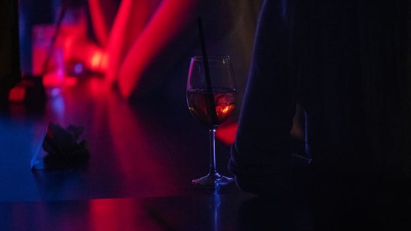 Menschen in einer Bar (Symbolbild): Wie stark ist der "Wirtschaftsmotor" Nachtleben?