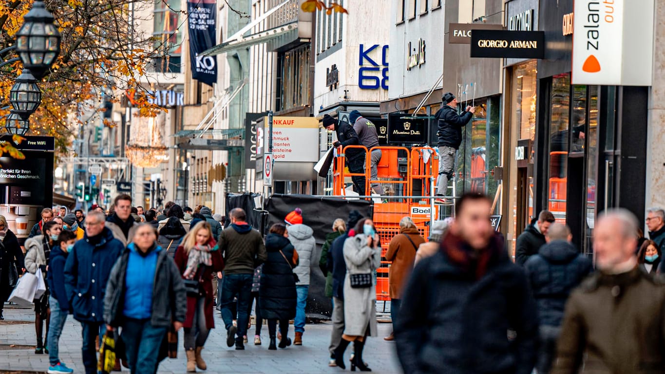 Menschen laufen auf der Königsalle (Symbolbild): In Düsseldorf wurde die Omikron-Variante entdeckt.