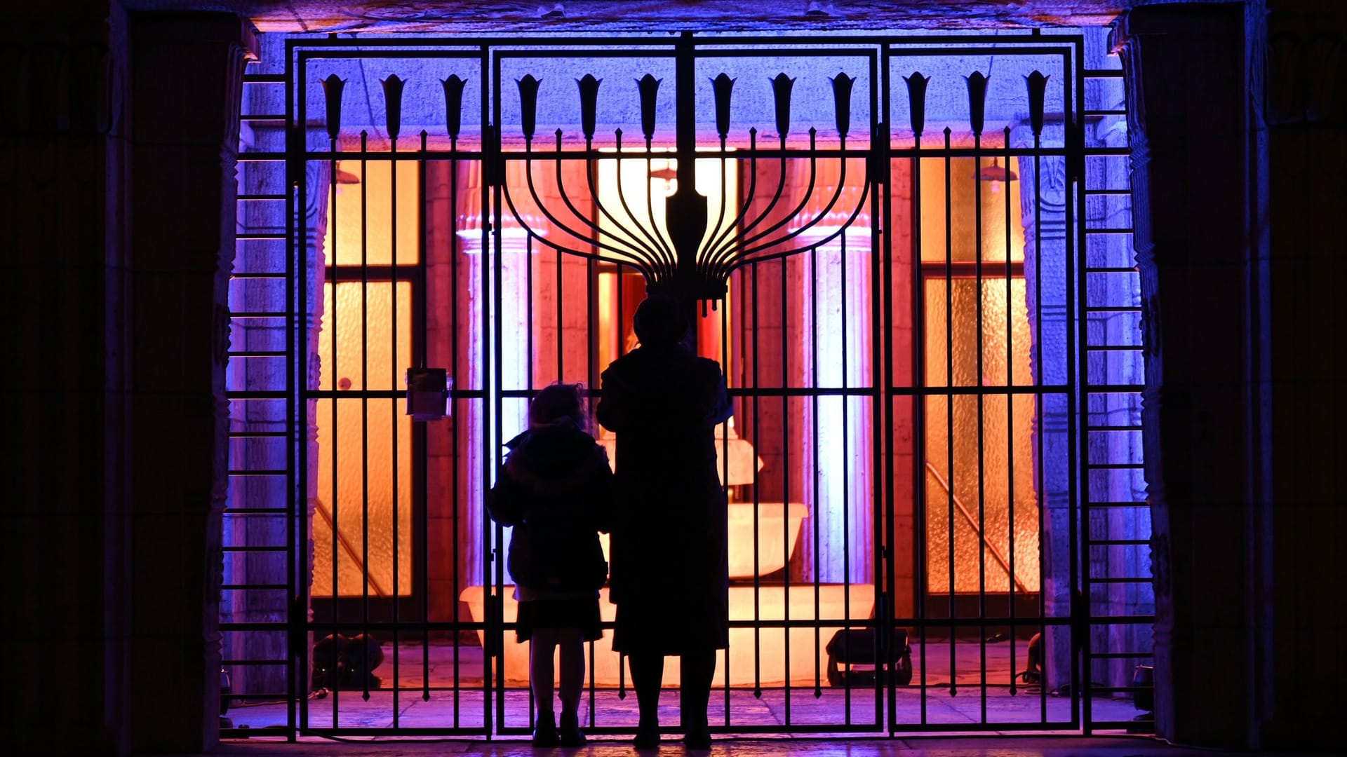 Menschen vor dem Eingang der Westend-Synagoge in Frankfurt (Archivbild). Viele Juden fühlen sich in Deutschland unsicher.