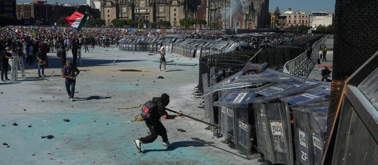 Demonstrant greift Polizisten in Mexiko-Stadt an