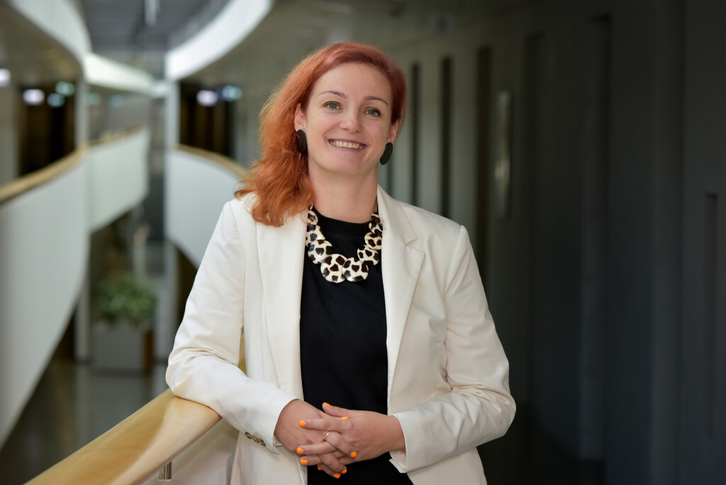 Michaela Schröder ist seit 2022 Geschäftsbereichsleiterin Verbraucherpolitik und Mitglied der Geschäftsleitung im Verbraucherzentrale Bundesverband. Sie verantwortet unter anderem den verbraucherpolitischen Themenbereich Digitales und Medien. Zu ihrem Geschäftsbereich gehört außerdem das Brüsseler Büro des Verbandes, das die Verbraucherpolitik auf europäischer Ebene mitgestaltet.