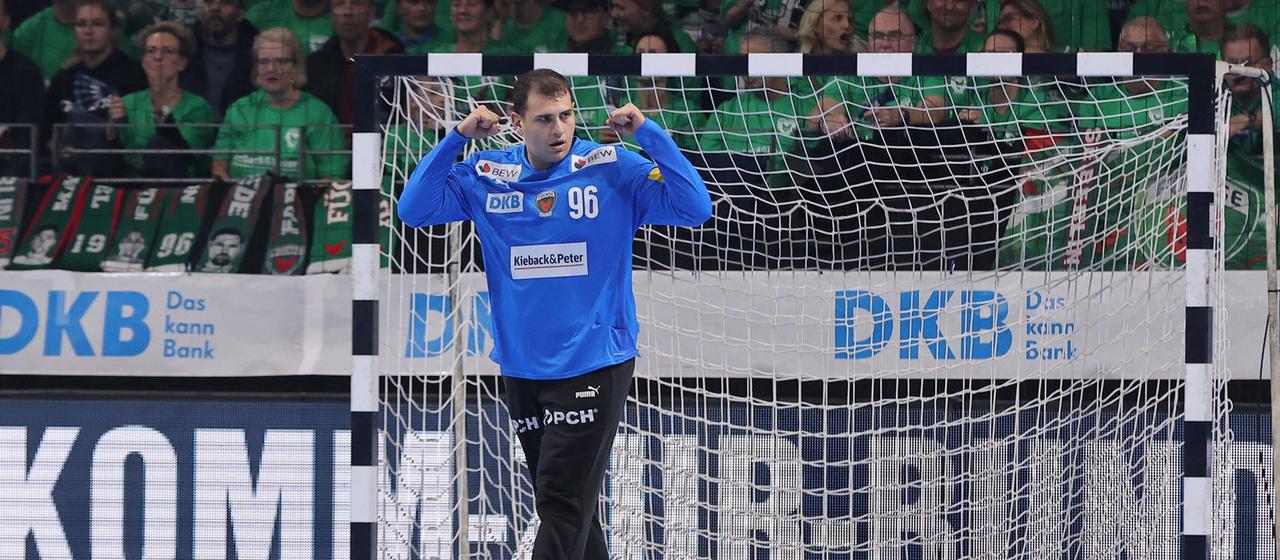 Dejan Milosavljev ballt die Fäuste | IMAGO / Contrast Dejan Milosavljev ballt die Fäuste