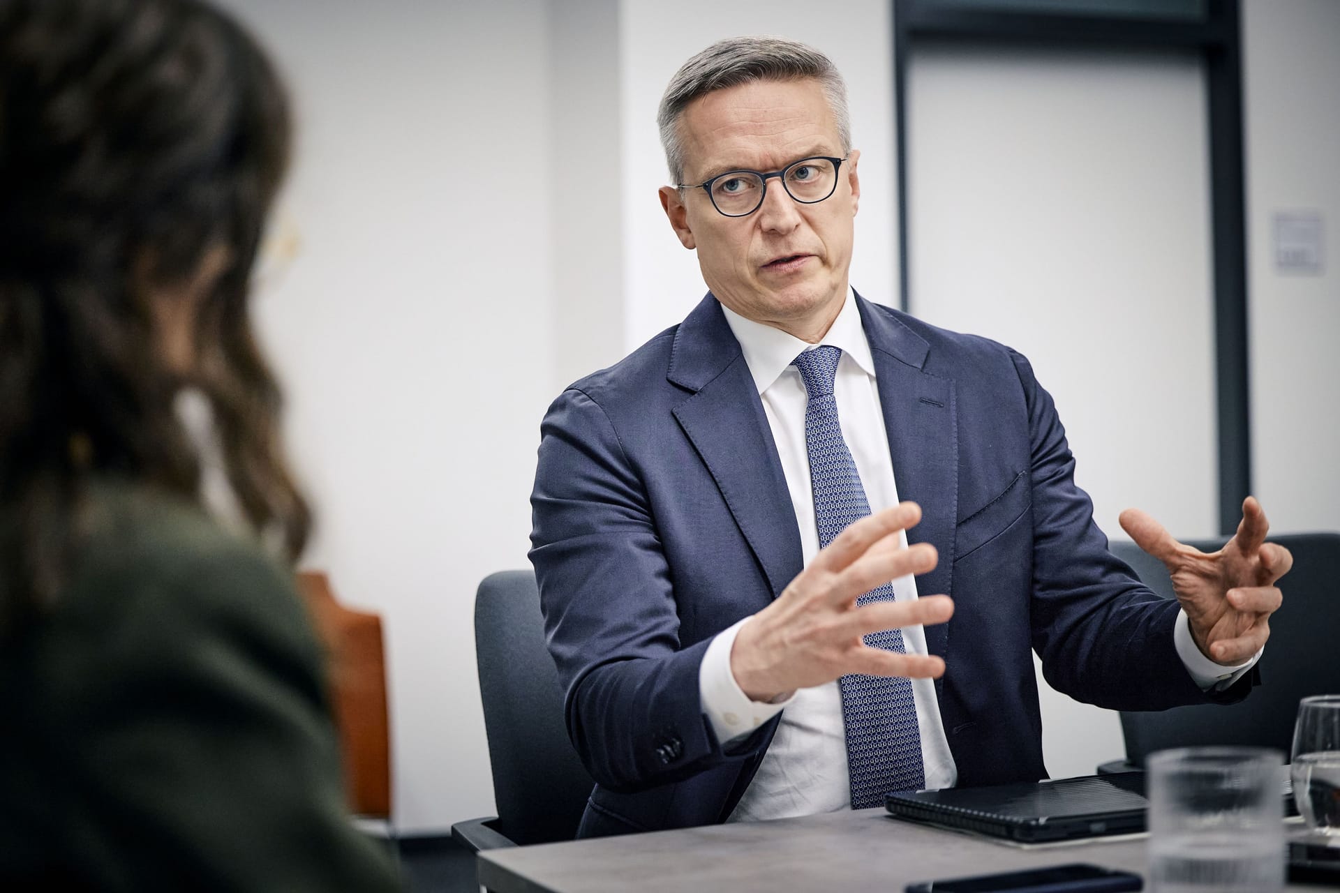 Minister Karsten Wildberger will den Bürokratiebeton aufhebeln.