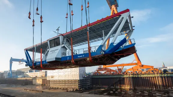Nach erfolgreichen Testfahrten soll die „Missunde III“ dann ab April zuverlässig starten. | LKN Die Fähre "Missunde III" an einem Kran in einer Werft