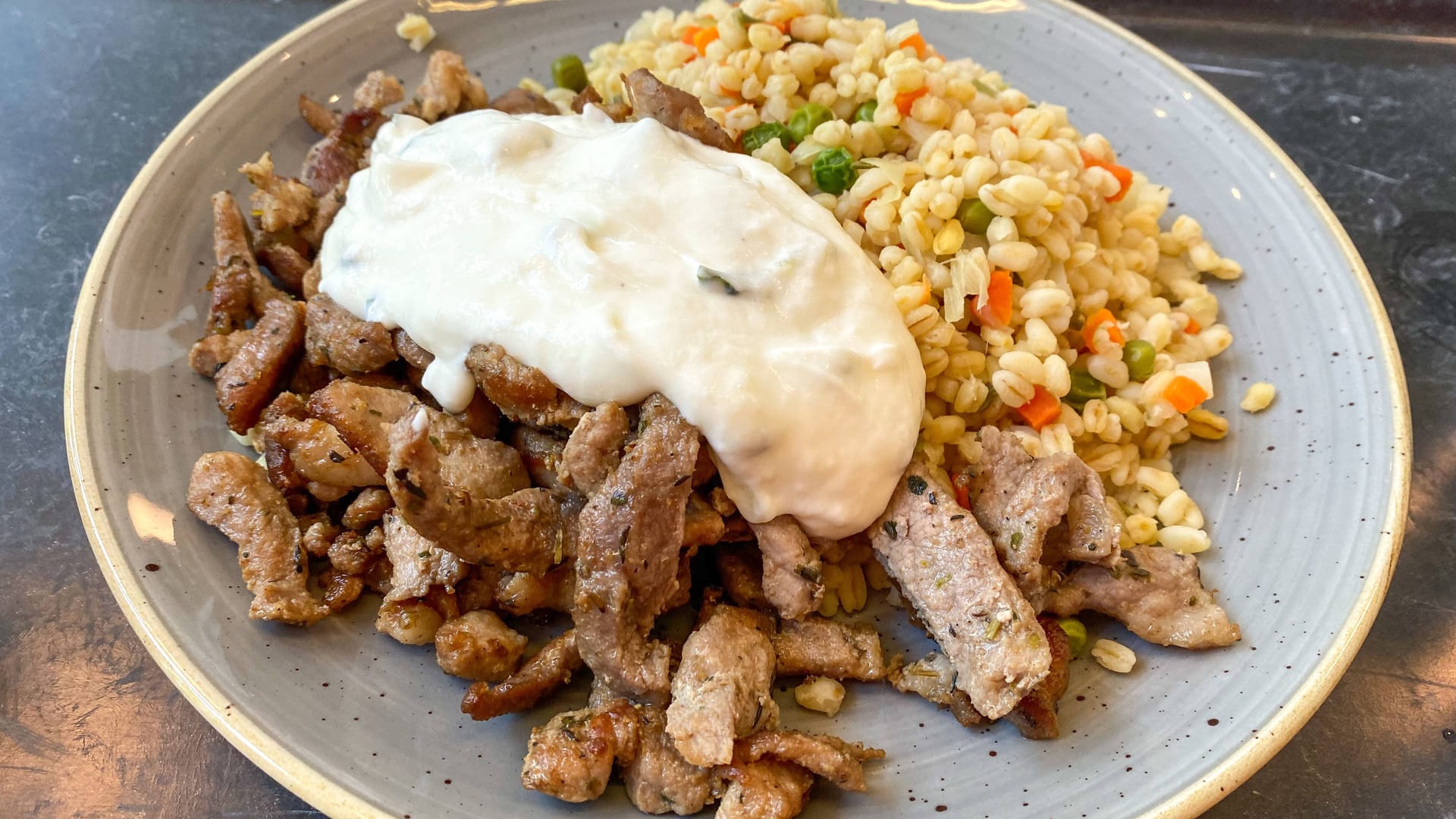 Mittagessen in einer Kantine (Symbolbild): Ein Häftling in Bayern sah sich in seinen Grundrechten verletzt.