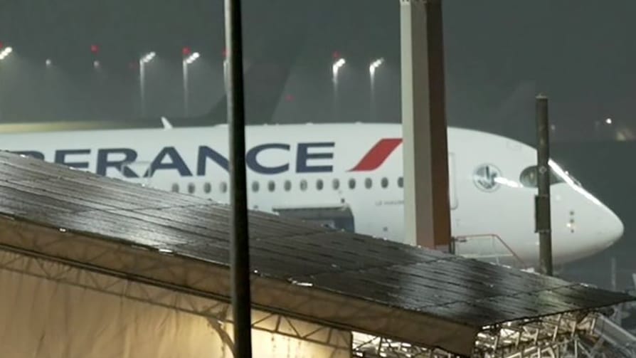 München: Das Air France Flugzeug steht auf dem Münchner Flughafen.