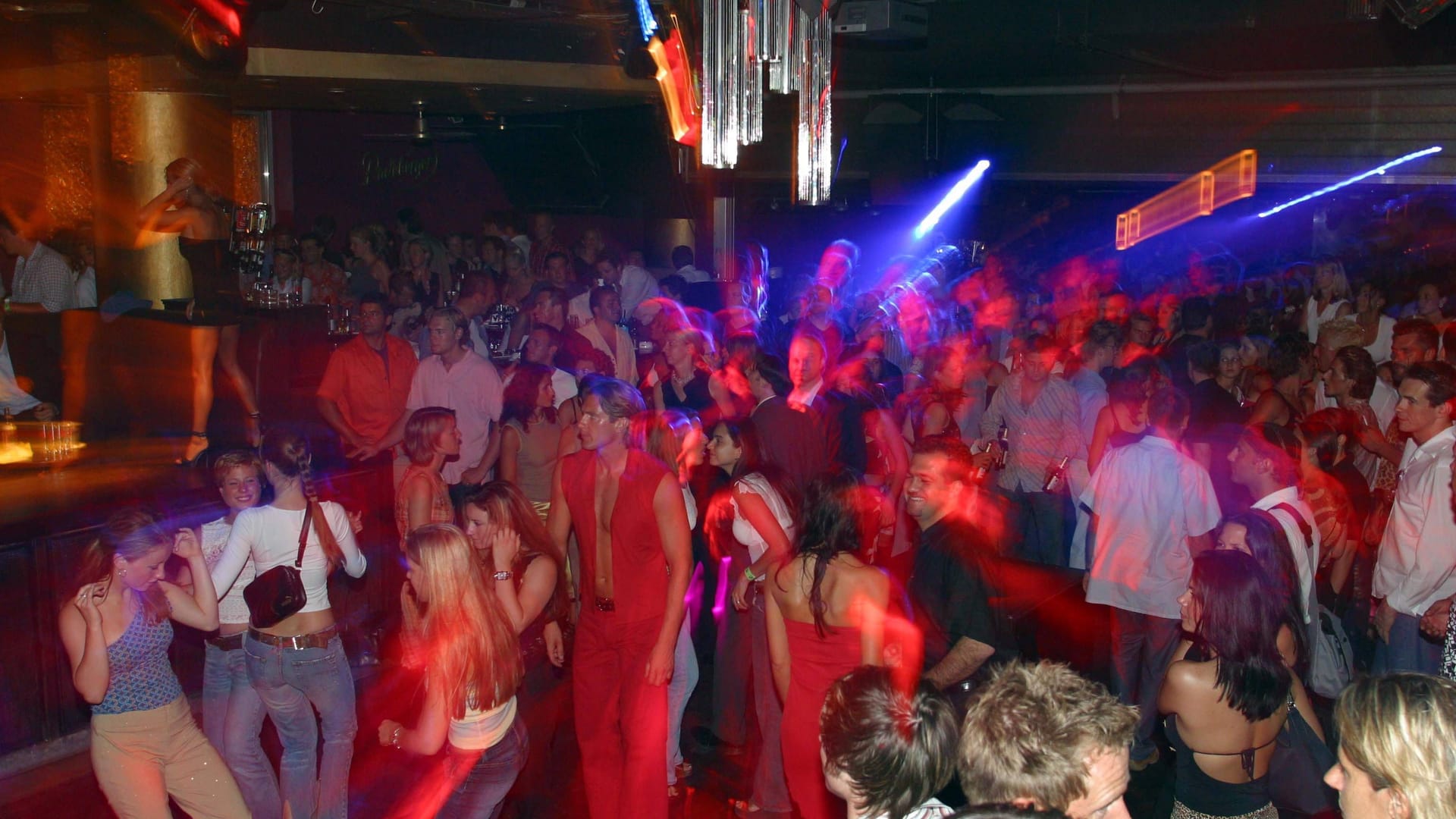 Party in einer Disco (Archivbild): Laut Polizei wurde mindestens eine Kartusche Tierabwehrspray versprüht.