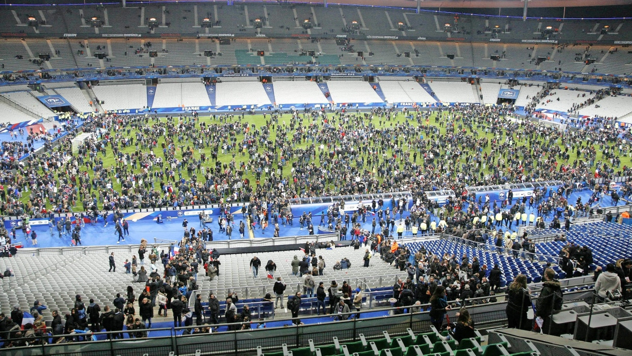 Nach dem Spiel hieß es, die Zuschauer sollten im Stadion bleiben. Was draußen los war, wo man sicher wäre, wusste niemand.