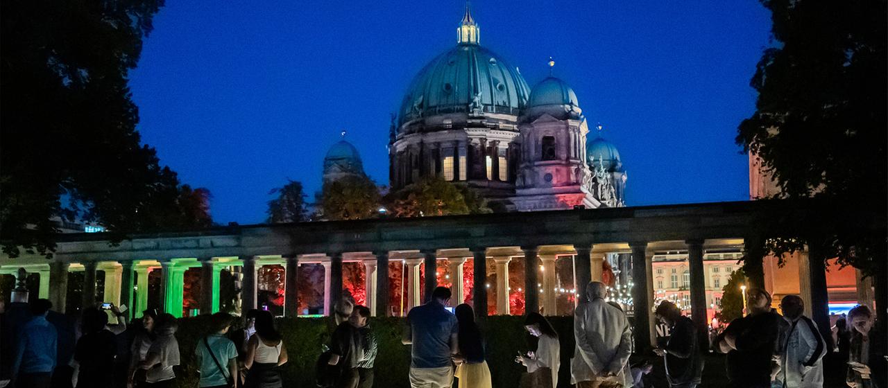Besucher stehen bei der Langen Nacht der Museen auf der Museumsinsel in Berlin Schlange. | dpa Besucher stehen bei der Langen Nacht der Museen auf der Museumsinsel in Berlin Schlange.