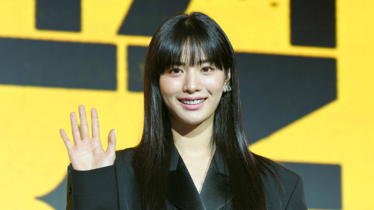Nana, bürgerlich Jin Ah, bei einer Pressekonferenz 2023