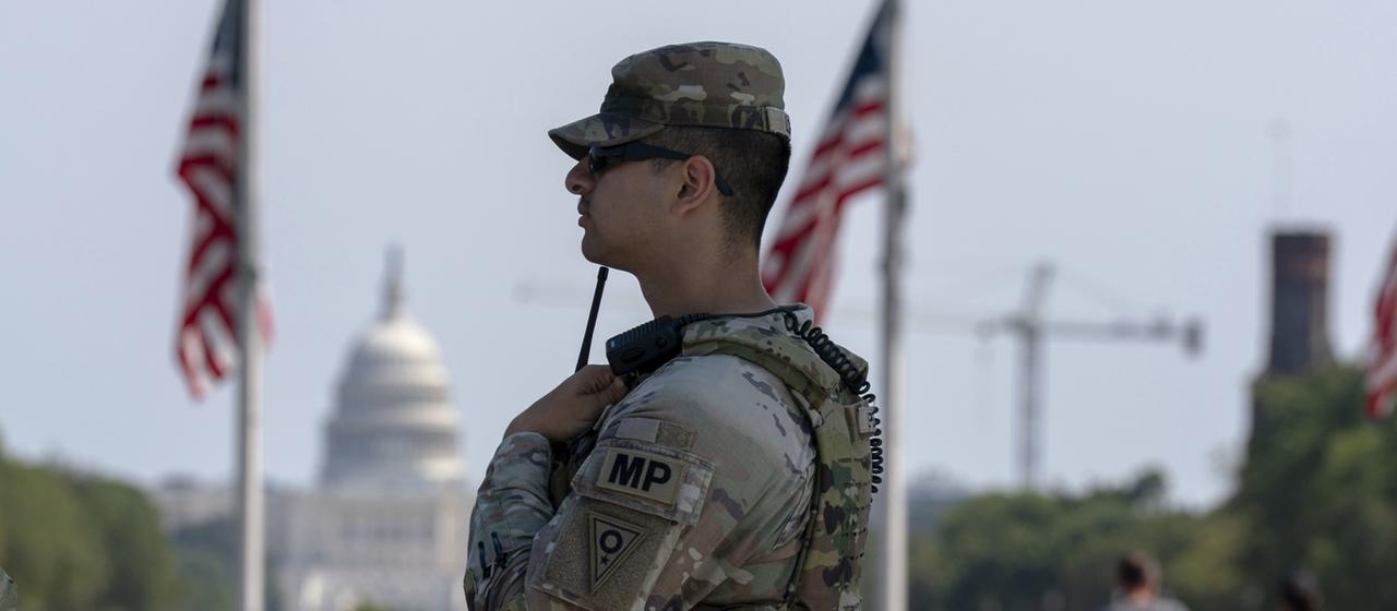 Ein Soldat der Nationalgarde steht in Washington vor US-Flaggen.