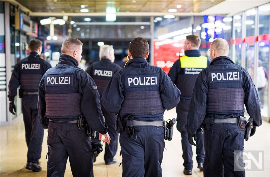 Neben der Bundespolizei war etwa auch der Ordnungsdienst im Einsatz. Foto: Moritz Frankenberg/dpa