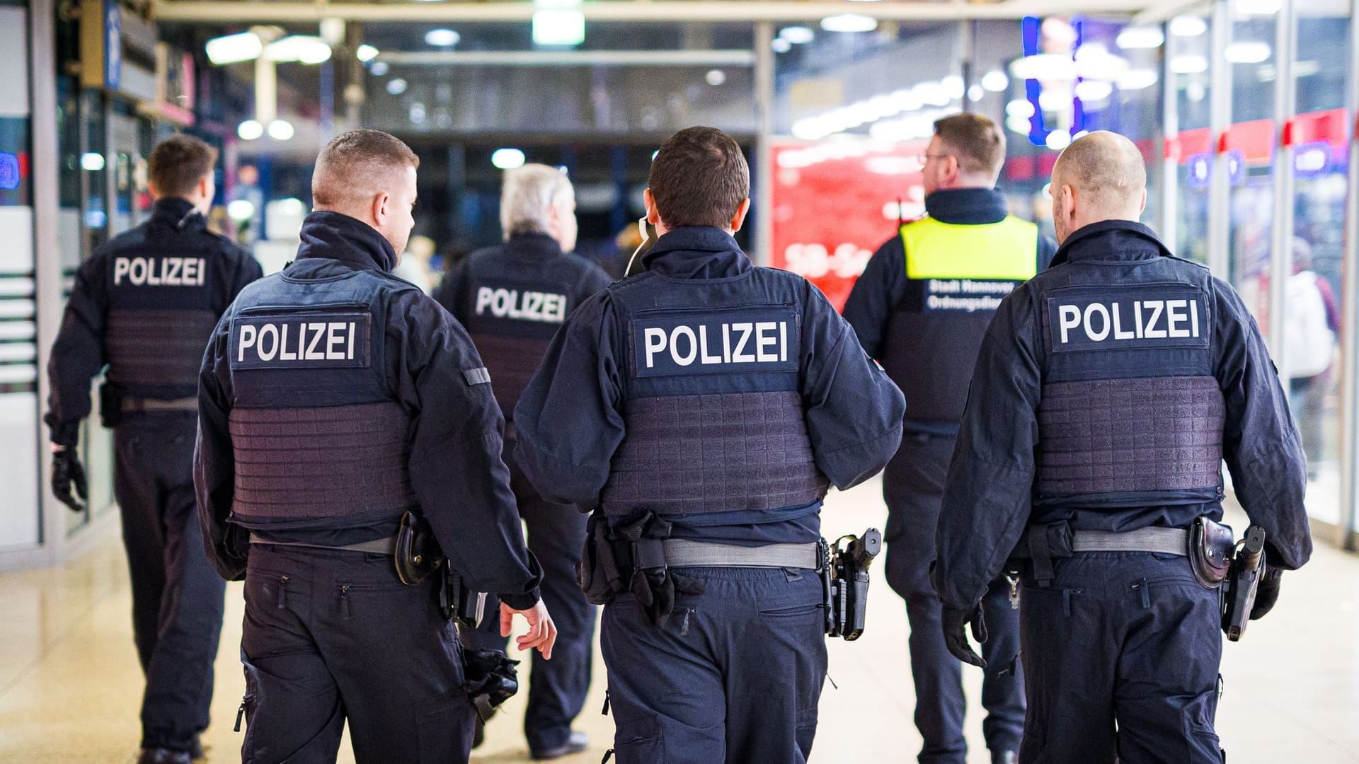 Bundespolizei kontrolliert gewaltbelastete Bahnhöfe Bundespolizei kontrolliert gewaltbelastete Bahnhöfe