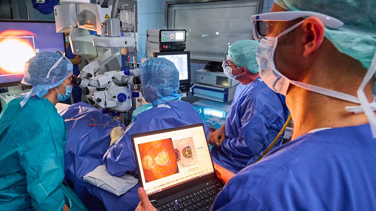 Makula-Degeneration: „Meilenstein in der Behandlung“ – Implantat lässt Blinde sehen