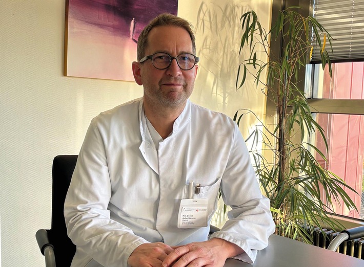 Neuer Chefarzt der Gefäßchirurgie am Klinikum Bielefeld: Prof. Dr. med. Jochen Grommes übernimmt Leitung / Nachfolge von Dr. med. Ralf-Gerhard Ritter angetreten