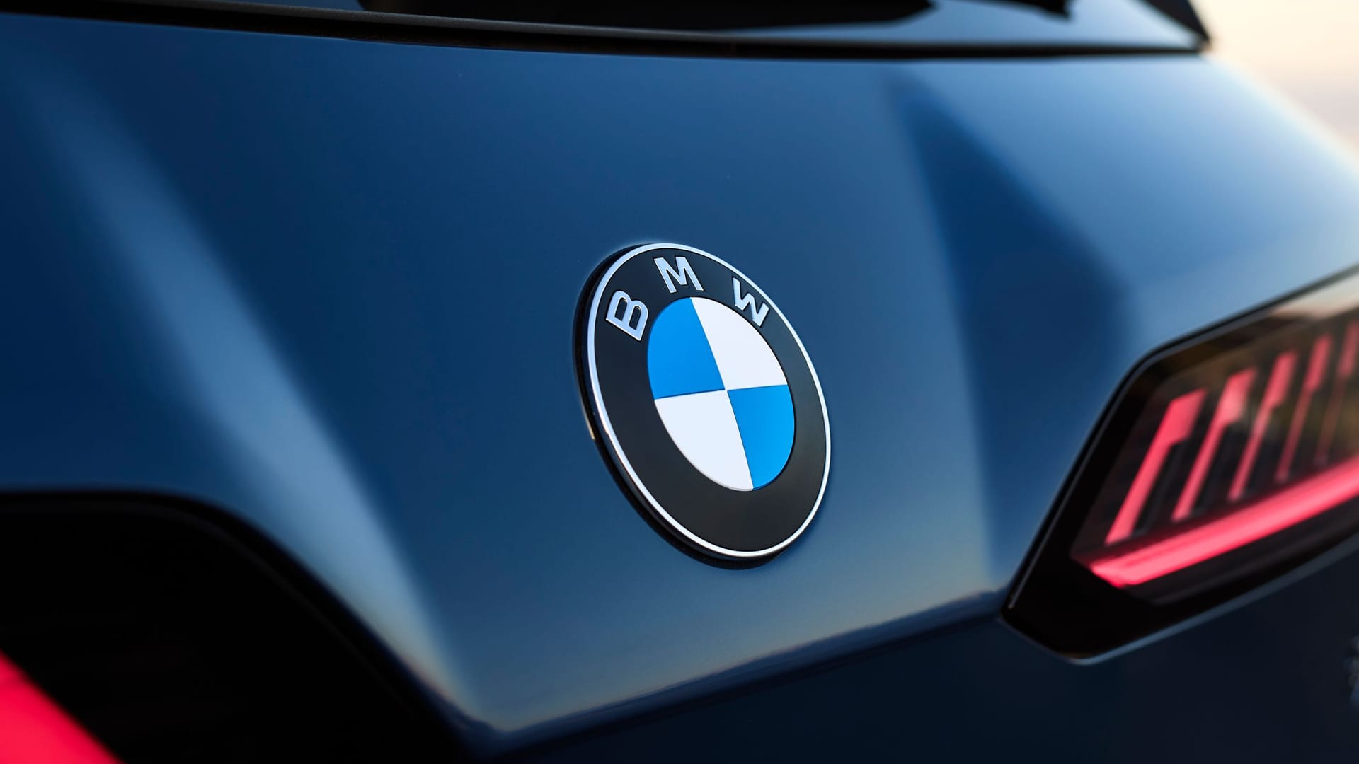 Neues BMW-Logo: Die weiß-blauen Segmente grenzen nun direkt an den schwarzen Ring, die Chromränder sind verschwunden. Das Emblem wirkt flacher, klarer und moderner. Neues BMW-Logo: Die weiß-blauen Segmente grenzen nun direkt an den schwarzen Ring, die Chromränder sind verschwunden. Das Emblem wirkt flacher, klarer und moderner.