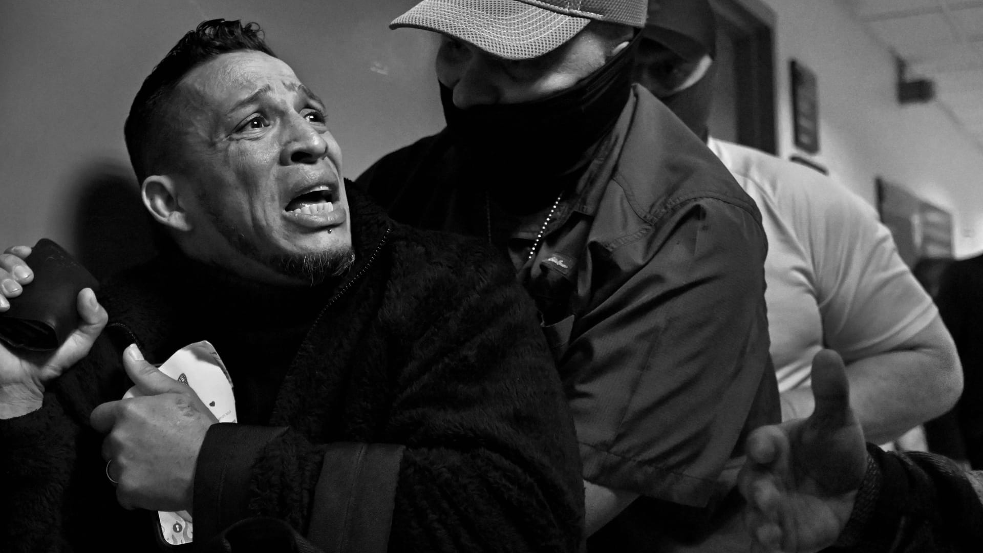 New York: Ein Mann wird von vermummten ICE-Beamten abgeführt. New York: Ein Mann wird von vermummten ICE-Beamten abgeführt.