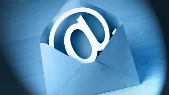 Ein Briefumschlag mit einem @-Zeichen