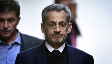 Frankreichs ehemaliger Präsident Nicolas Sarkozy verlässt seinen Wohnsitz am 21.10.2025, um sich in Paris dem Gefängnis La Sante vorzustellen, wo er zu einer fünfjährigen Haftstrafe verurteilt wurde.