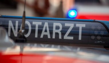 Bus mit Warnblinker überholt: 12-Jähriger schwer verletzt