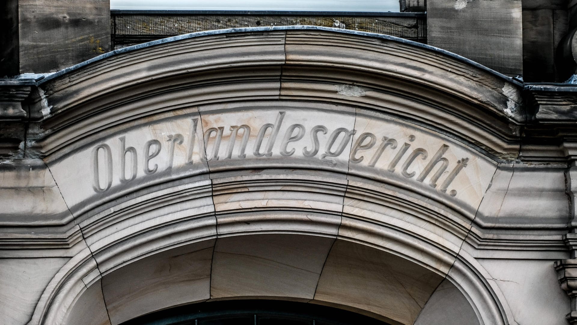Oberlandesgericht OLG Cäcilienallee Schriftzug Eingang (Symbolbild): Drei Deutsche und ein Mann mit sri-lankischer Staatsangehörigkeit müssen sich vom 27. April an vor dem Oberlandesgericht Düsseldorf (OLG) wegen Terror-Unterstützung im Ausland verantworten. Oberlandesgericht OLG Cäcilienallee Schriftzug Eingang (Symbolbild): Drei Deutsche und ein Mann mit sri-lankischer Staatsangehörigkeit müssen sich vom 27. April an vor dem Oberlandesgericht Düsseldorf (OLG) wegen Terror-Unterstützung im Ausland verantworten.