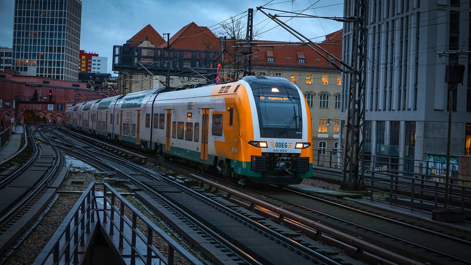 Zugverkehr Magdeburg-Berlin läuft wieder an: Pendlerzüge ab Montag