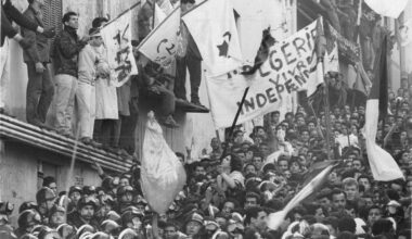 Algerier und Algerierinnen demonstrieren für die Unabhängigkeit ihres Landes auf den Straßen von Algiers, 12. Dezember 1960.