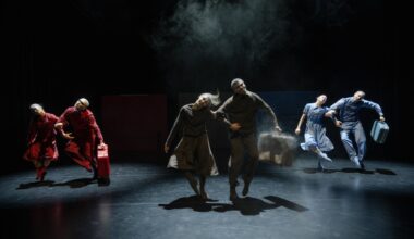 Kritik zur Premiere „Old Land/Grey Zone“ in der Brechtbühne