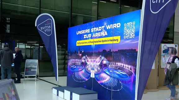 Ein Plakat vor der Hafencity-Uni wirbt für Olympia in Hamburg.